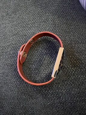 Fashion Jewelry Brown Leather Strap Bracelet with Black and Gold Triangle Logo